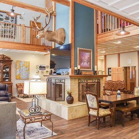 River Lyric Lodge - Formerly Double Dog เรดริเวอร์ ภายนอก รูปภาพ