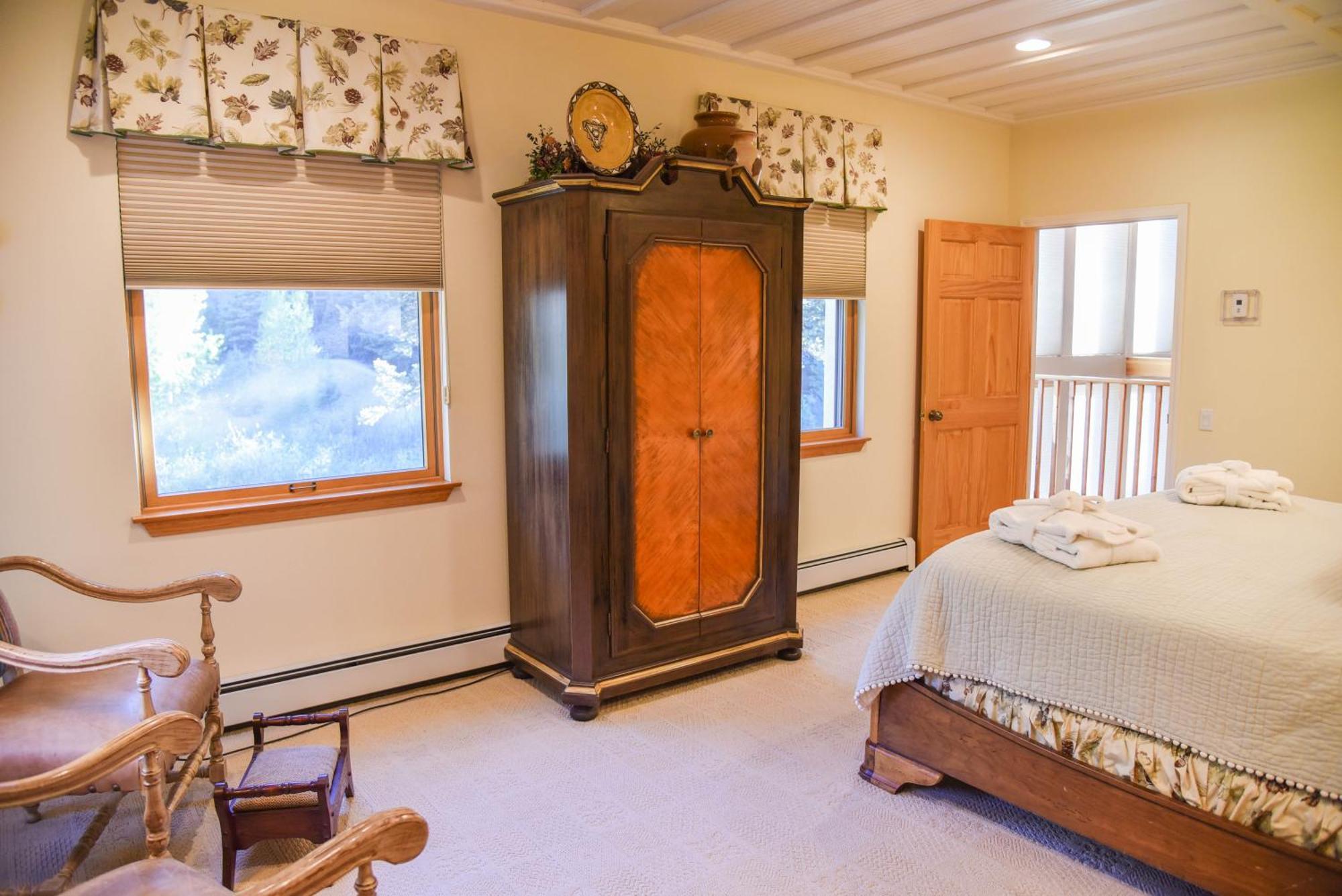 River Lyric Lodge - Formerly Double Dog เรดริเวอร์ ภายนอก รูปภาพ