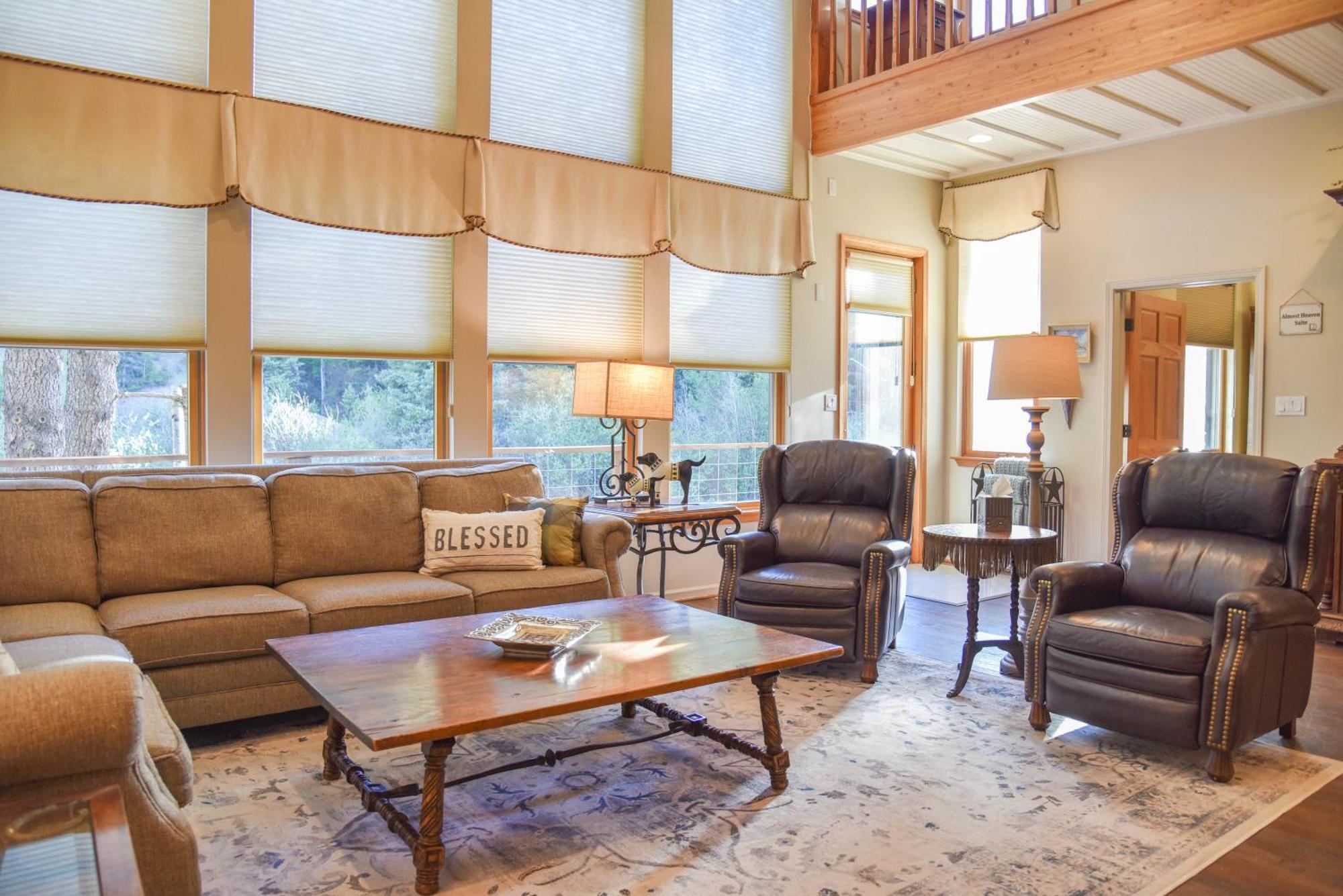 River Lyric Lodge - Formerly Double Dog เรดริเวอร์ ภายนอก รูปภาพ