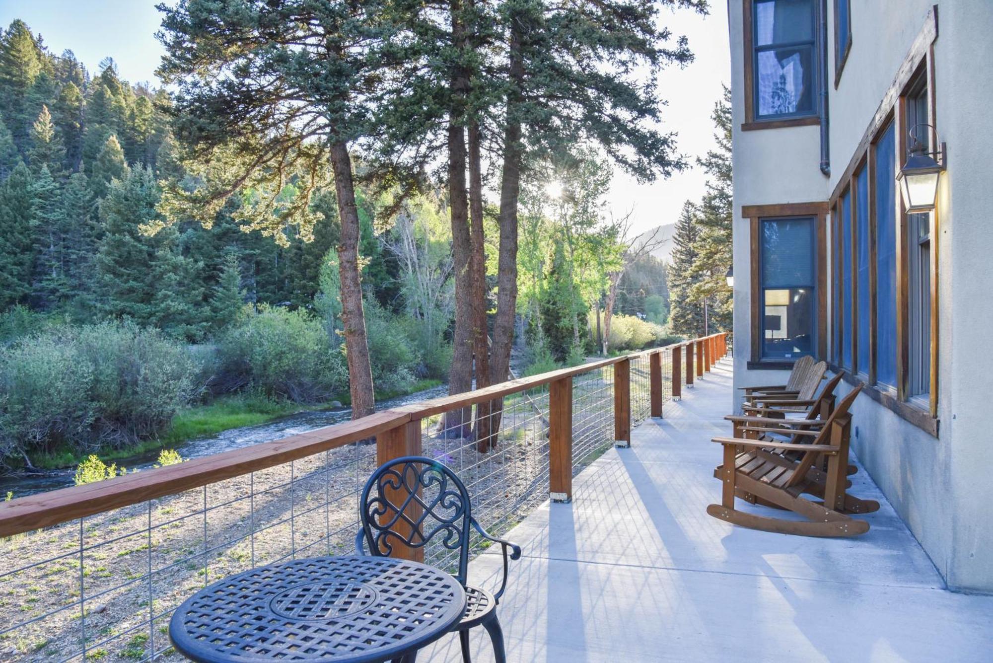 River Lyric Lodge - Formerly Double Dog เรดริเวอร์ ภายนอก รูปภาพ