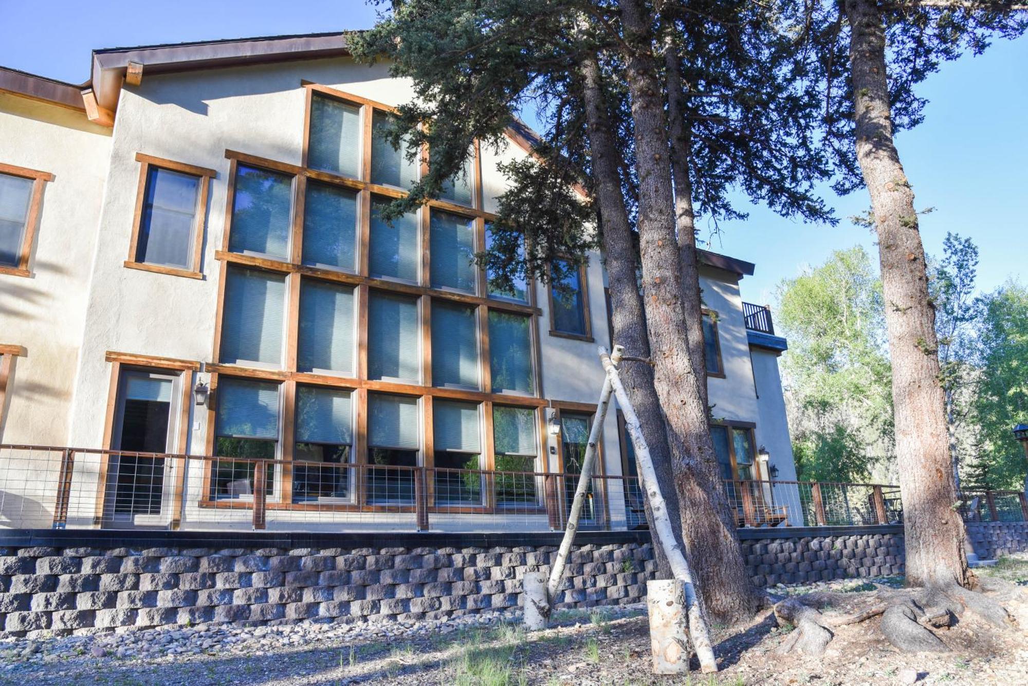 River Lyric Lodge - Formerly Double Dog เรดริเวอร์ ภายนอก รูปภาพ